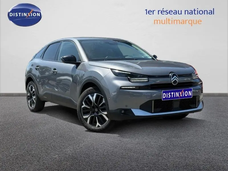 Citroën C4 2025 gris Mercury avec toit noir, vue 3/4 avant mettant en valeur ses phares LED et jantes stylisées.