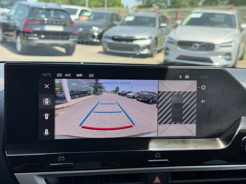 Écran tactile de la Citroën C4 gris Mercury avec toit noir, affichant la caméra de recul en vue arrière.