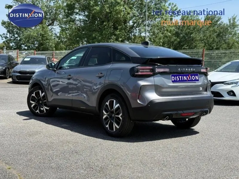Vue 3/4 arrière droite d'une Citroën C4 gris Mercury avec toit noir Perla, roues alliage et feux arrière LED.