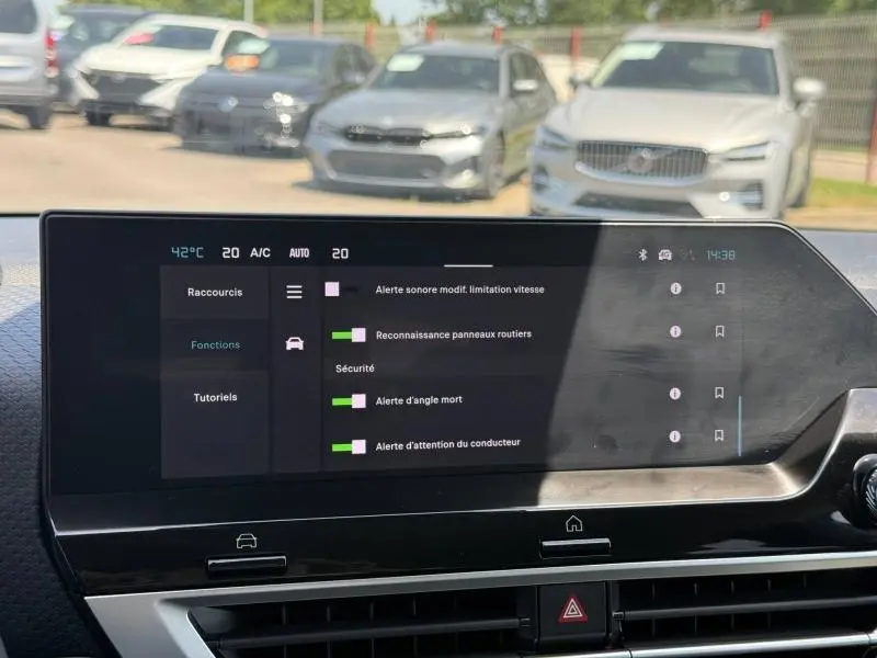 Vue intérieure du tableau de bord de la Citroën C4 2025, écran tactile affichant les alertes de sécurité.