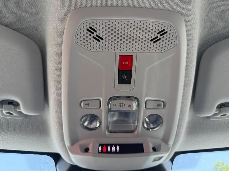 Vue en contre-plongée du plafonnier gris clair avec bouton SOS et éclairage intérieur de la Citroën C4 2025.