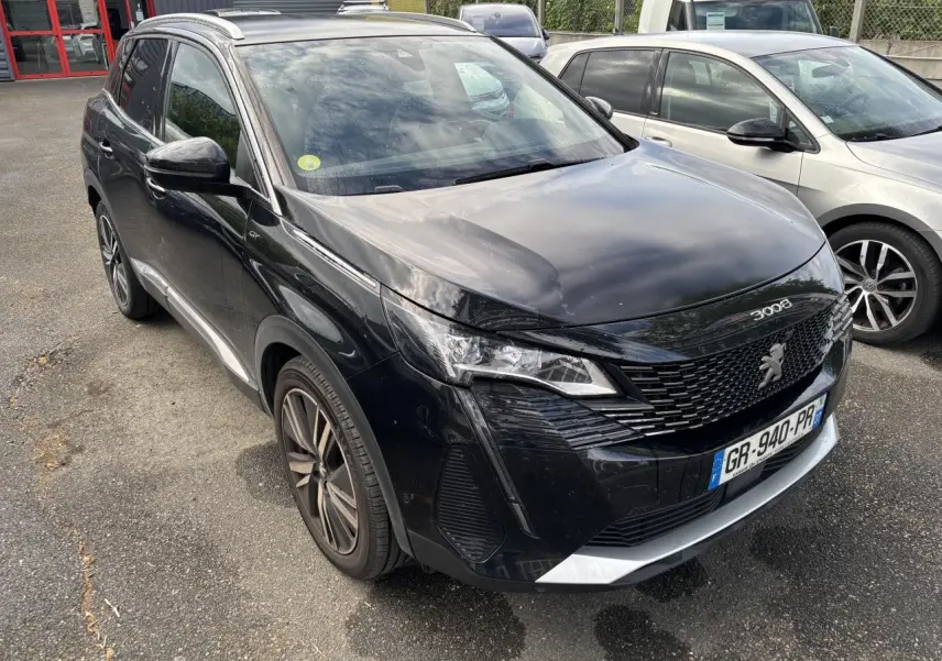 Peugeot 3008 noir métallisé vue 3/4 avant droit, avec jantes alliage bi-ton et calandre distinctive GT Pack.