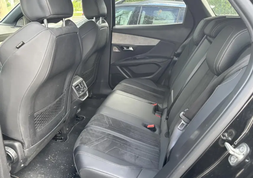 Vue intérieure côté droit des sièges arrière en cuir noir et alcantara du Peugeot 3008 GT Pack 2022.