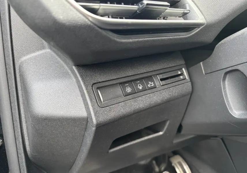 Détail intérieur côté conducteur du Peugeot 3008 noir, avec commandes d'assistance et bouche d'aération.