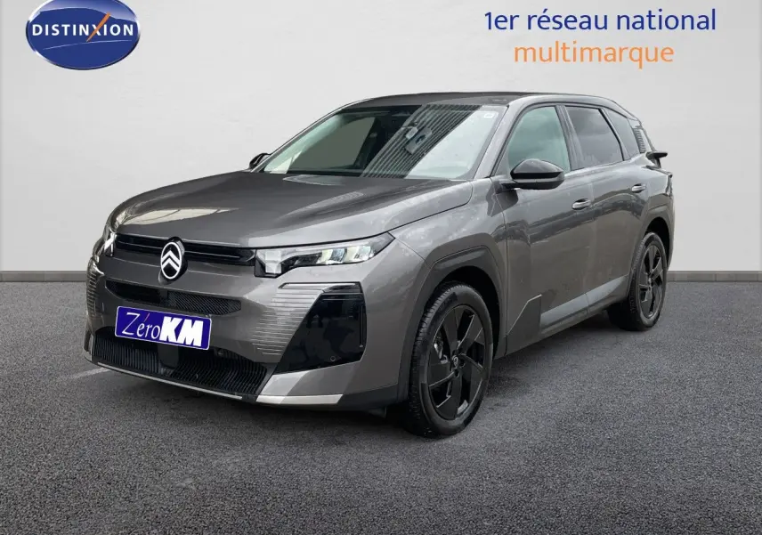 Citroën C5 Aircross Hybrid gris platinium métal en 3/4 avant droit, avec jantes noires et calandre moderne.