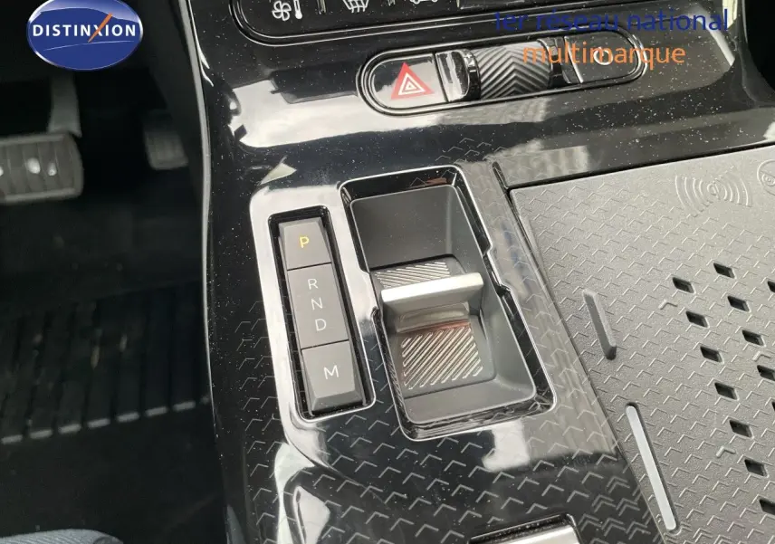 Vue rapprochée de la console centrale noire brillante du Citroën C5 Aircross Hybrid avec sélecteur de boîte automatique.