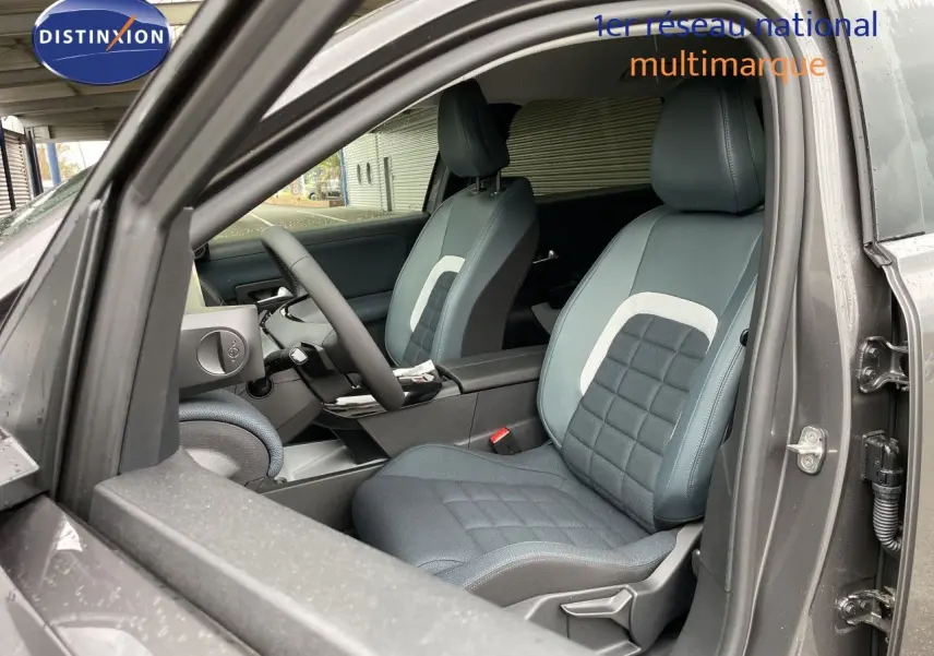 Vue intérieure côté conducteur du Citroën C5 Aircross Hybrid gris platinium, mettant en valeur les sièges bi-matière et le volant.