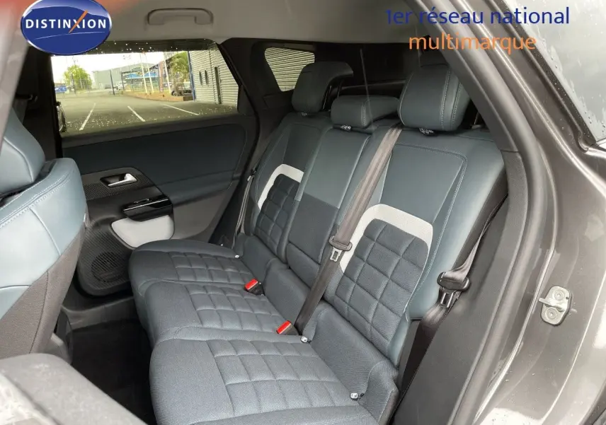 Vue intérieure côté droit montrant la banquette arrière en tissu et cuir gris du Citroën C5 Aircross Hybrid 2026.