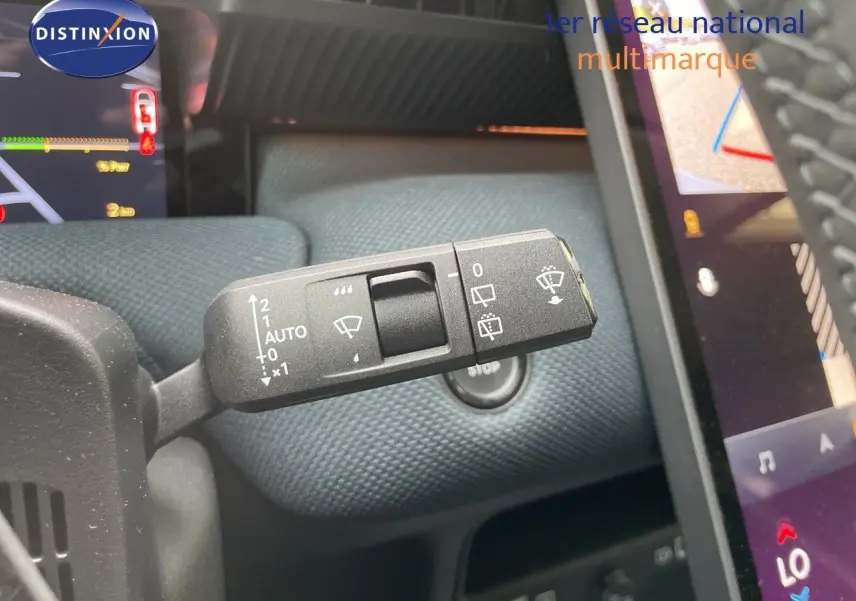 Gros plan sur la commande d’essuie-glace dans l’habitacle du Citroën C5 Aircross gris platinium, avec tableau de bord et écran tactile visibles.