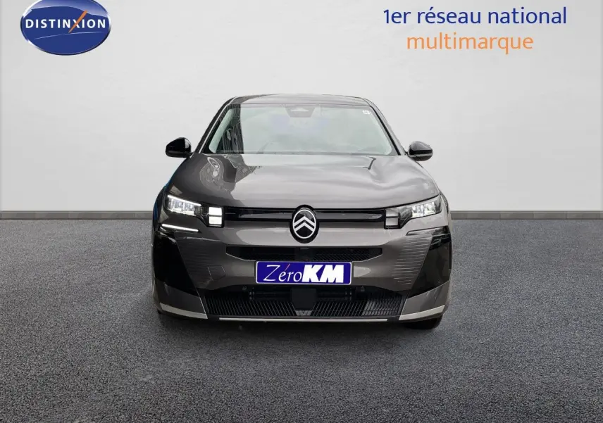 Vue frontale d'un Citroën C5 Aircross Hybrid gris platinium métal avec calandre épurée et phares LED distinctifs.