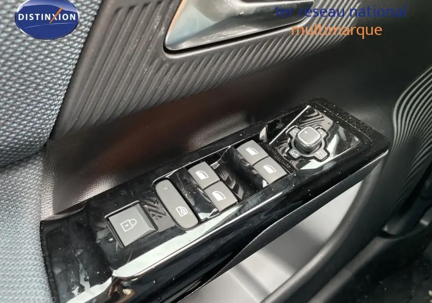 Gros plan sur les commandes de lève-vitres et rétroviseurs côté conducteur d'une Citroën C5 Aircross gris platinium 2026.