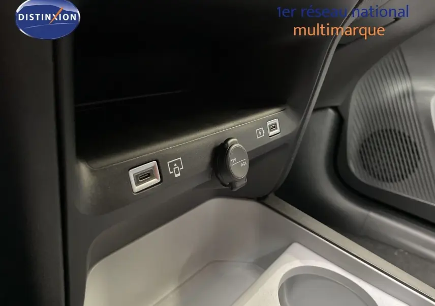 Vue intérieure du compartiment central avant du Citroën C5 Aircross gris platinium, montrant prises USB et prise 12V.