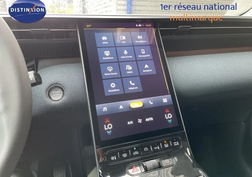 Vue intérieure centrée sur l'écran tactile vertical du tableau de bord du Citroën C5 Aircross gris platinium.