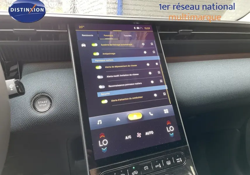 Vue rapprochée de la console centrale tactile du Citroën C5 Aircross Hybrid gris platinium, affichant les réglages de sécurité et climatisation.