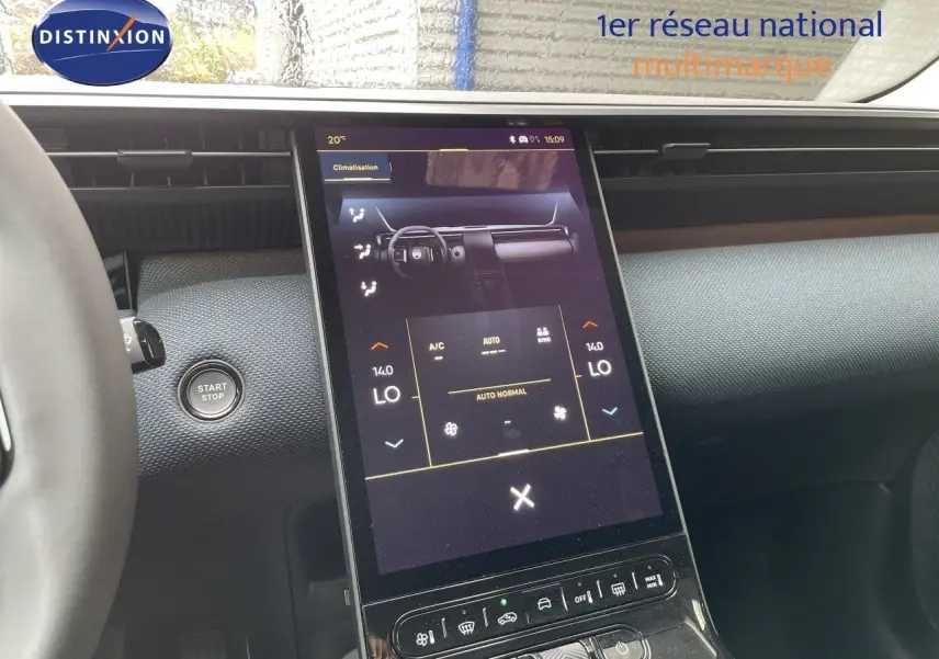 Vue rapprochée de l’écran tactile central et du tableau de bord gris platinium du Citroën C5 Aircross Hybrid 2026.