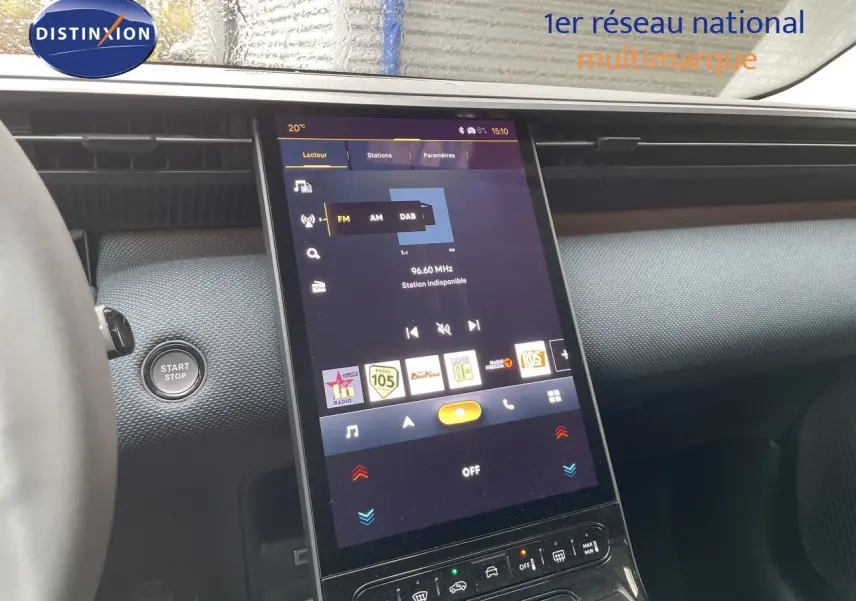 Vue intérieure centrée sur la console tactile verticale du Citroën C5 Aircross gris platinium, avec bouton start/stop visible à gauche.