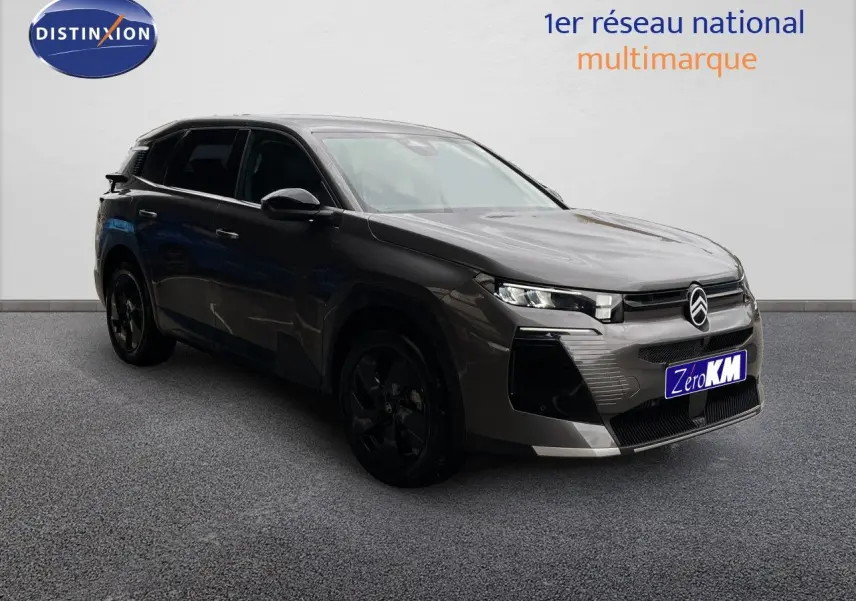 Vue 3/4 avant gauche d'un Citroën C5 Aircross Hybrid gris platinium métallisé avec jantes noires et calandre distinctive.
