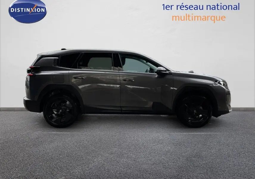 Profil droit d'un Citroën C5 Aircross Hybrid gris platinium métal avec jantes noires et toit noir contrasté.
