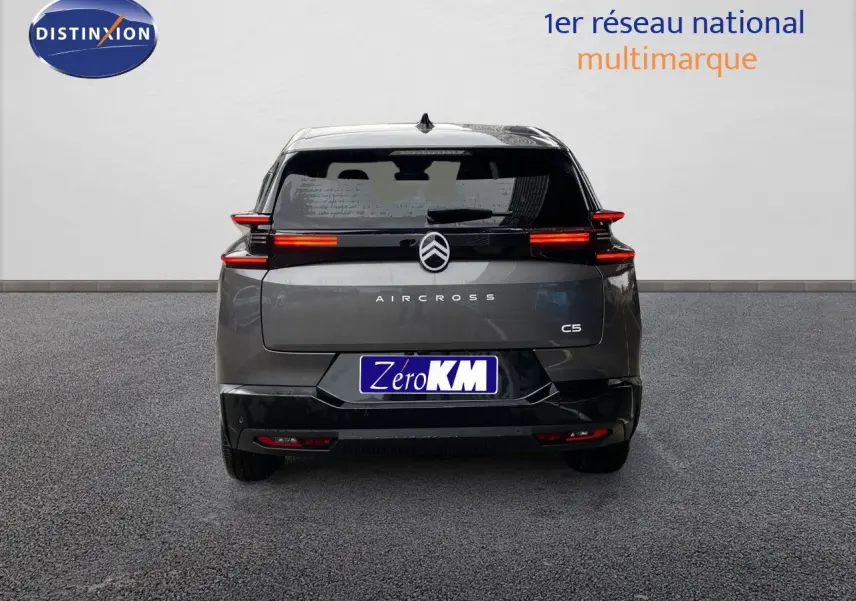 Vue arrière d’un Citroën C5 Aircross gris platinium métal avec feux LED horizontaux allumés.