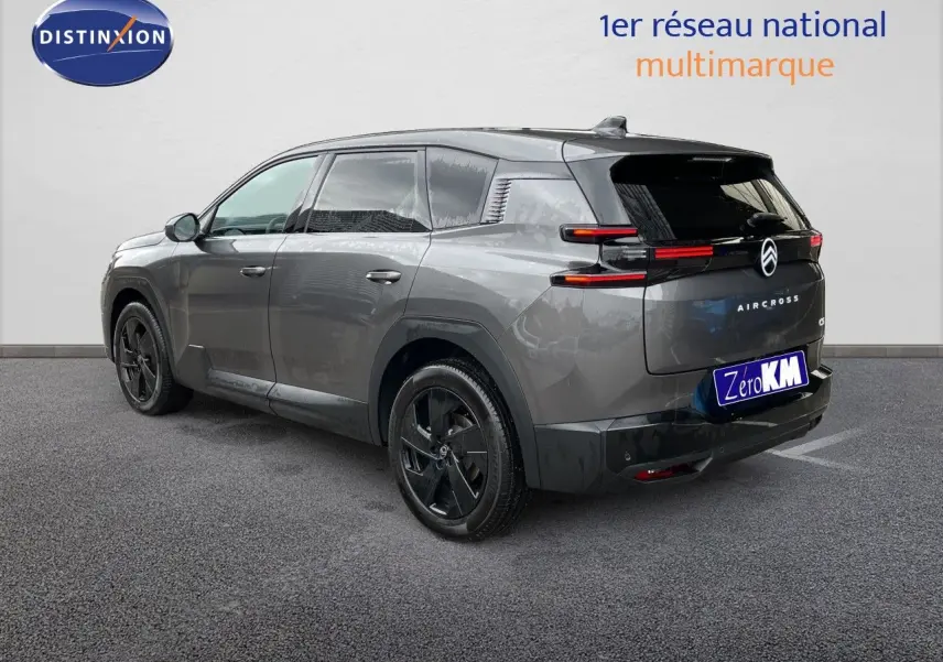 Vue 3/4 arrière droite d'un Citroën C5 Aircross Hybrid gris platinium métal avec jantes noires et feux arrière LED fins.