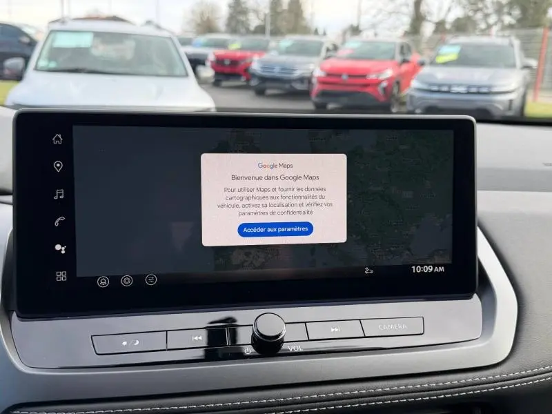 Écran tactile central du Nissan Qashqai Hybrid e-POWER 2025 affichant l'accueil Google Maps, avec commandes audio en dessous.