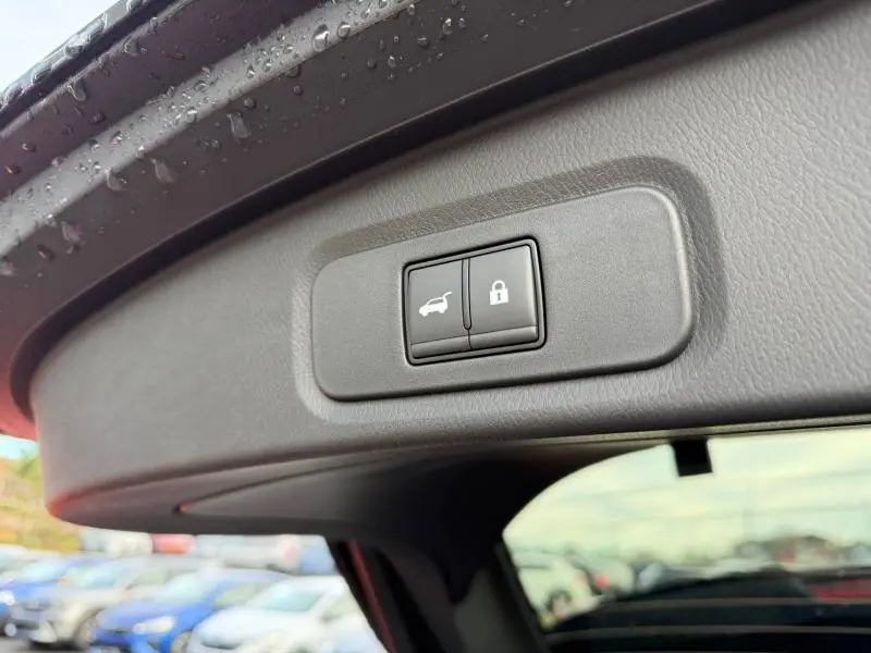 Boutons de fermeture et verrouillage électrique du hayon sur Nissan Qashqai Hybrid e-POWER noir, vue intérieure arrière.
