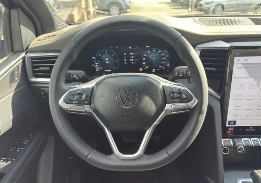 Vue intérieure centrée sur le volant multifonction et le tableau de bord numérique du Volkswagen Amarok Aventura 2025.