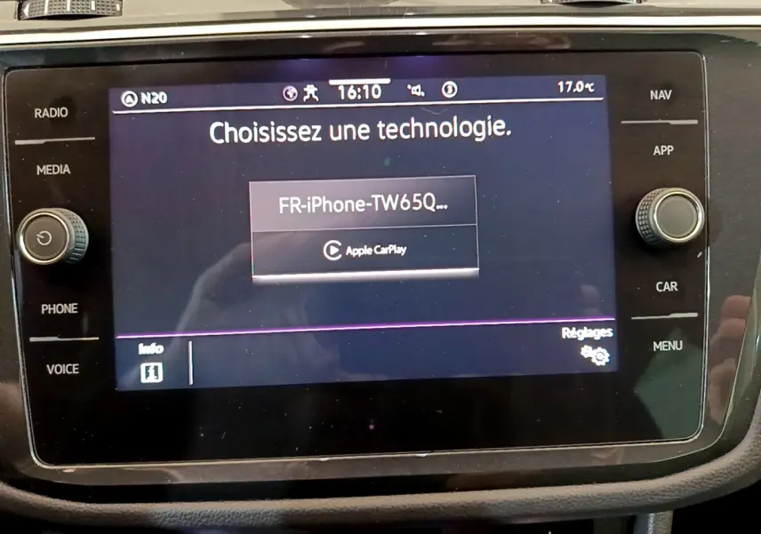 Écran tactile central du Volkswagen Tiguan 2.0 TDI 150 DSG7 Life Business affichant la connexion Apple CarPlay.