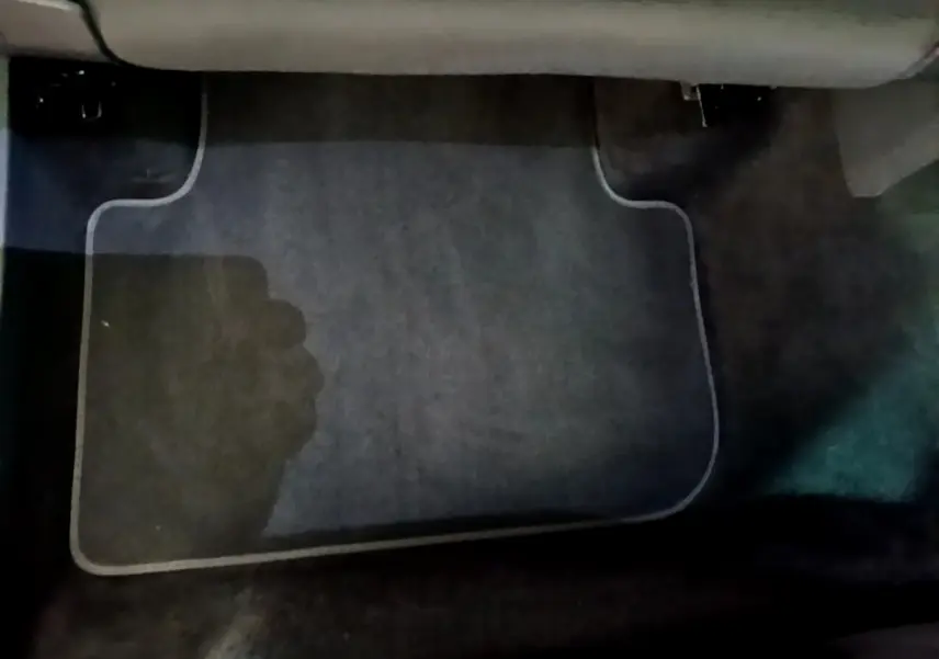 Tapis de sol gris foncé côté conducteur du Volkswagen Tiguan 2.0 TDI 150 DSG7 Life Business 2021