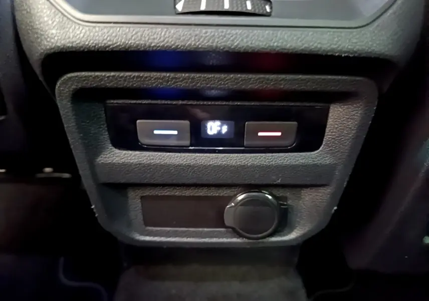 Commande de climatisation arrière avec affichage digital et prise 12V dans un Volkswagen Tiguan gris clair 2021.