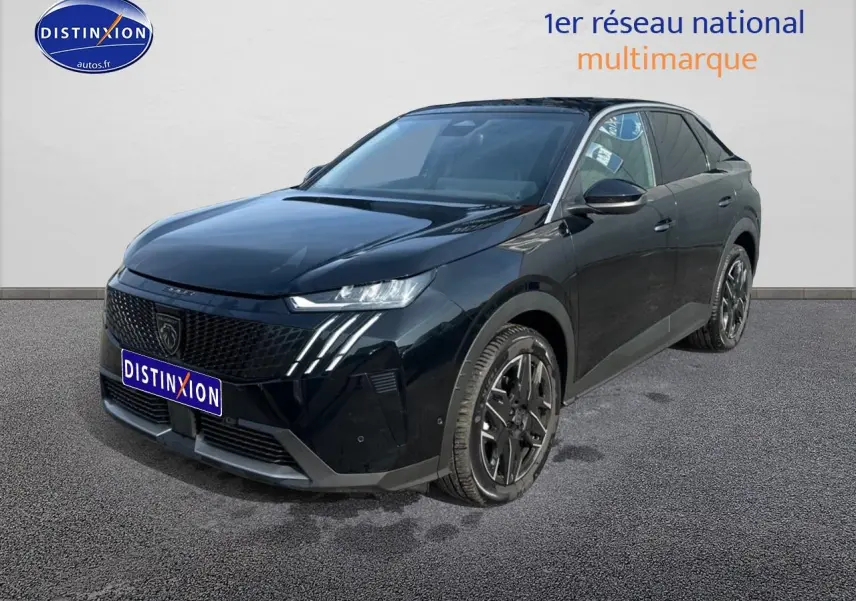 Peugeot 3008 noir perla nera vue 3/4 avant droit, avec calandre distinctive et jantes alliage noires.