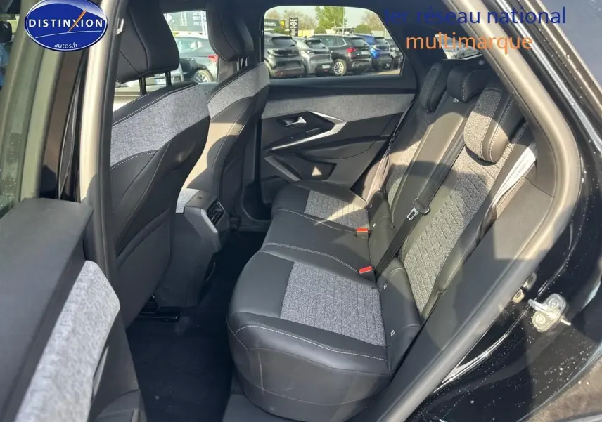 Vue côté droit arrière sur l’intérieur noir et gris du Peugeot 3008 1.2 hybrid 145 allure e-dcs6 avec banquette tissu et cuir.