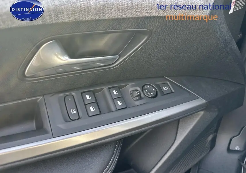 Vue rapprochée de la porte avant gauche noire du Peugeot 3008 2025 avec commandes électriques et poignée argentée.