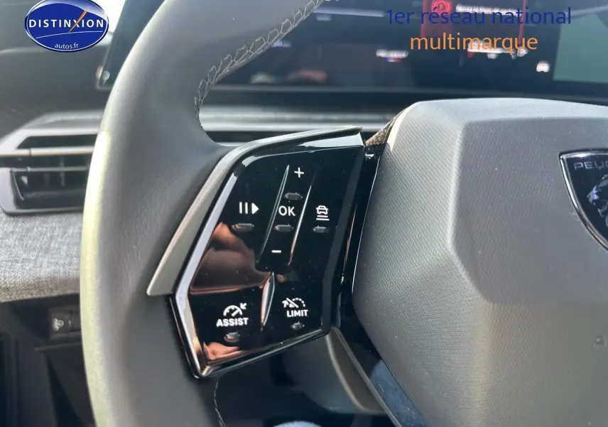 Gros plan sur le volant cuir multifonction noir du Peugeot 3008 1.2 hybrid 145 allure 2025 avec commandes intégrées.