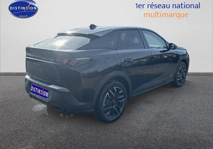 Peugeot 3008 noir perla nera vue 3/4 arrière droit, jantes alliage et feux arrière LED distinctifs.