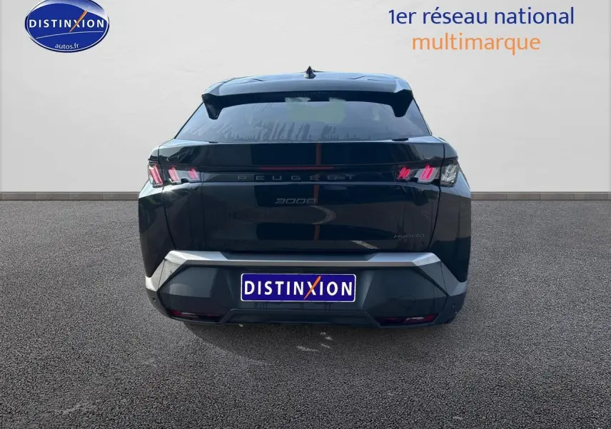 Vue arrière d’un Peugeot 3008 noir perla nera avec feux LED et becquet arrière visible sur fond neutre.
