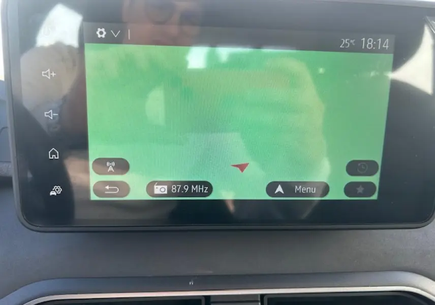 Écran tactile 8 pouces du système Media NAV de la Dacia Sandero Stepway 2025 affichant la navigation.