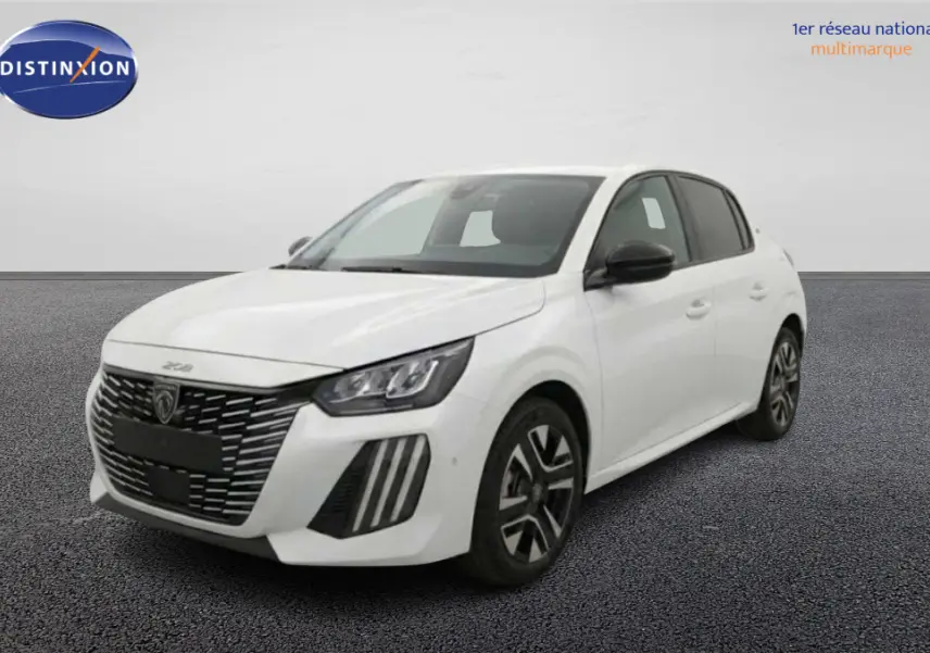 Peugeot 208 Hybrid blanc vue 3/4 avant droit, avec calandre noire distinctive et jantes alliage 16 pouces.