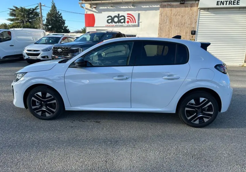 Peugeot 208 Hybrid blanc vue de profil côté gauche, avec jantes alliage noires et toit noir contrasté.