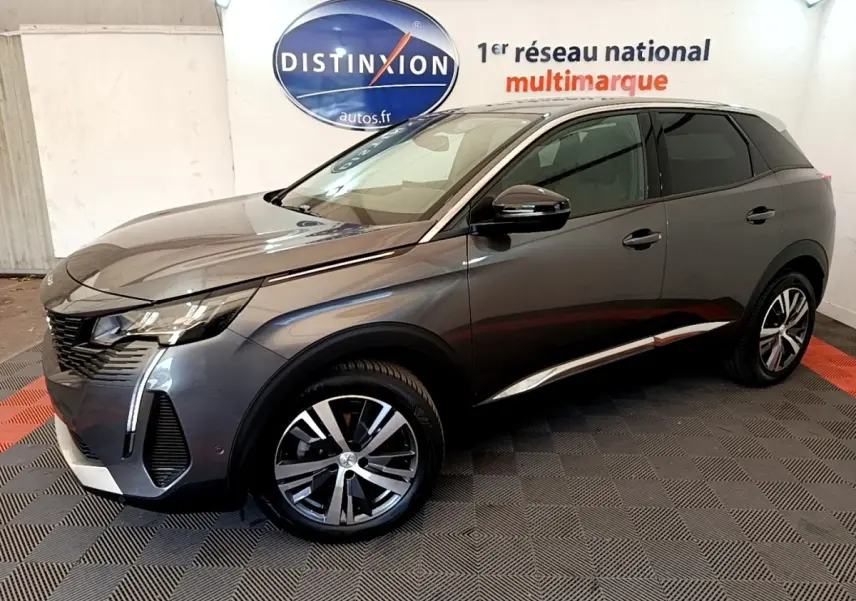 Peugeot 3008 BlueHDi 130 gris foncé en 3/4 avant droit, avec jantes alliage et signature lumineuse verticale LED.