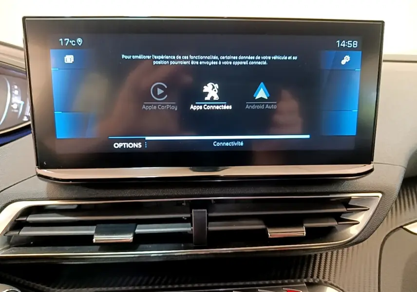 Écran tactile central du tableau de bord du Peugeot 3008 gris foncé, affichant Apple CarPlay et Android Auto.