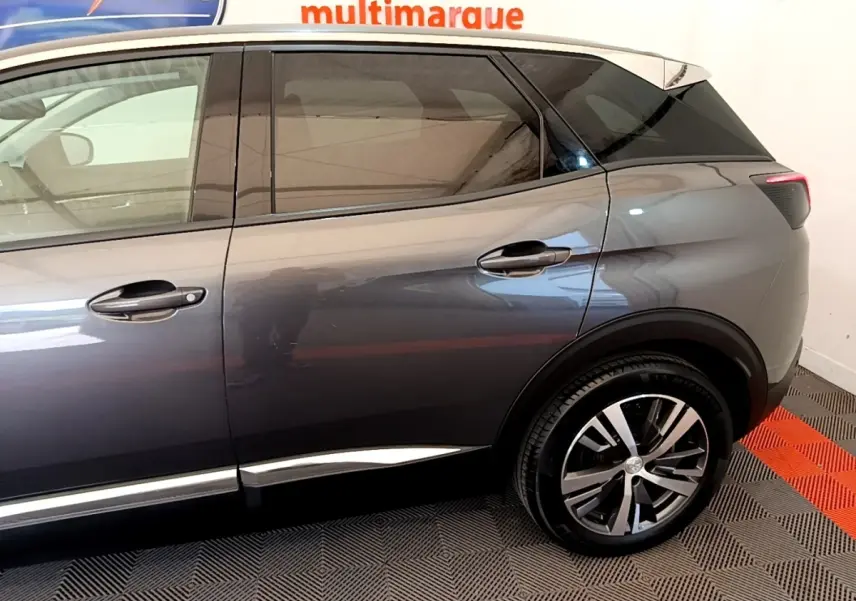 Vue latérale droite du Peugeot 3008 gris foncé, mettant en valeur les vitres teintées et les jantes alliage modernes.