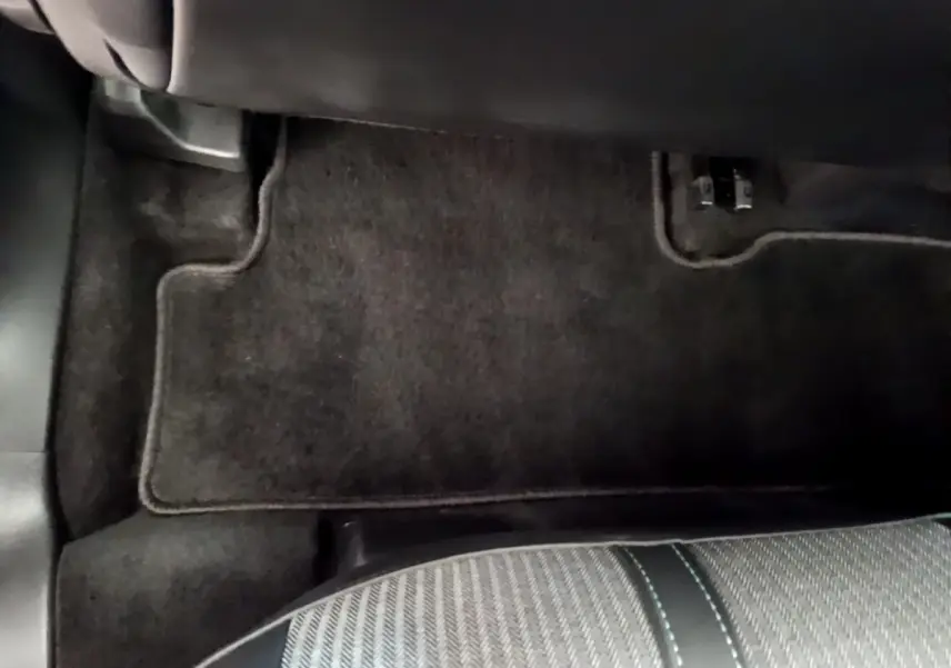 Vue rapprochée du tapis de sol arrière gris foncé et de la partie inférieure du siège arrière du Peugeot 3008 2022.
