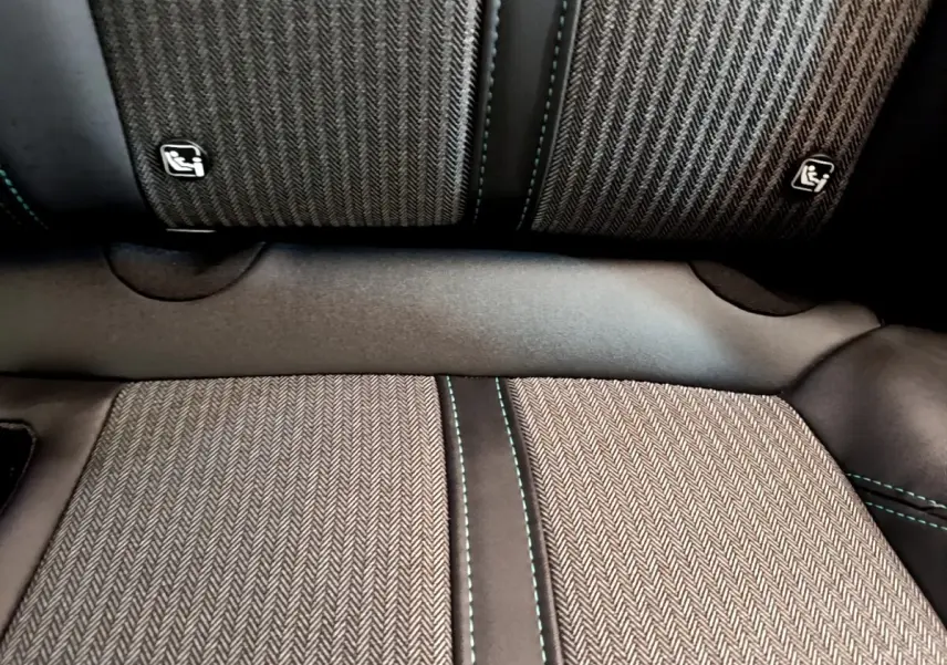 Détail des sièges arrière gris foncé avec surpiqûres vertes et fixations Isofix sur Peugeot 3008 2022.