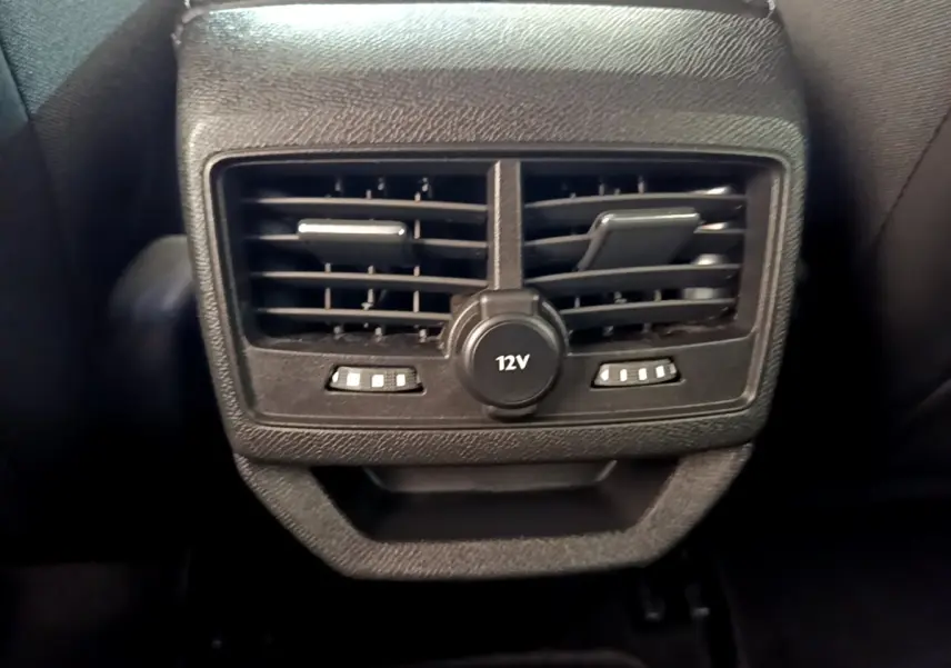 Gros plan sur la sortie d'air arrière noire avec prise 12V du Peugeot 3008 BlueHDi 130 S&S EAT8 Allure 2022.