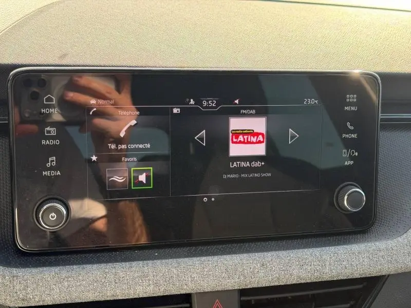 Écran tactile central du Skoda Kamiq 2025 affichant la radio FM/DAB avec l’émission Latina en cours.