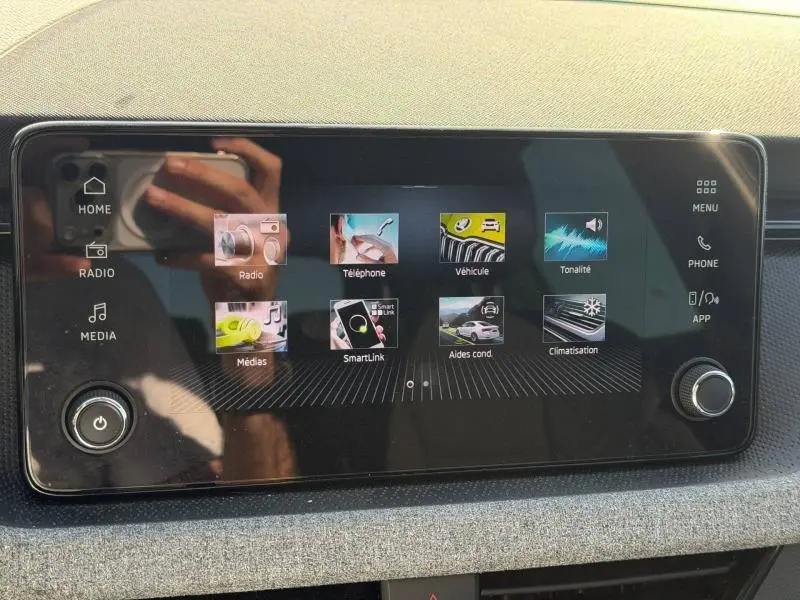 Écran tactile central du Skoda Kamiq 2025 affichant les menus radio, téléphone, véhicule et climatisation.