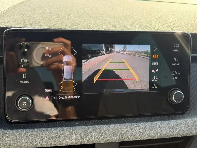 Écran tactile du système multimédia Skoda Kamiq 2025 montrant la caméra de recul avec guidage dynamique.