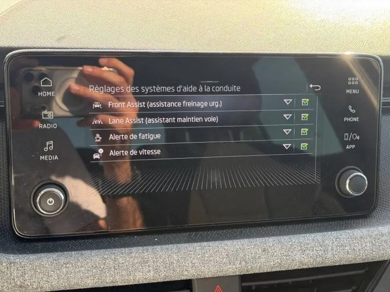 Écran tactile central du Skoda Kamiq 2025 affichant les réglages des aides à la conduite dans l'habitacle.