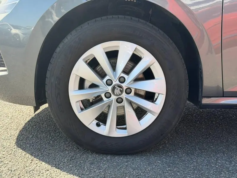 Gros plan sur la roue avant gauche du Skoda Kamiq 2025 gris graphite métallisé avec jante alliage à dix branches.